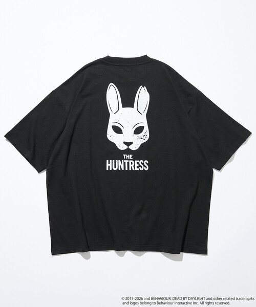FREAK'S STORE(フリークスストア)の「DEAD BY DAYLIGHT 別注 THE HUNTRESS バックプリント クルーネックTシャツ(Tシャツ/カットソー・メンズ・ブラック/ホワイト・MEDIUM/LARGE/X-LARGE)」の4枚目の写真