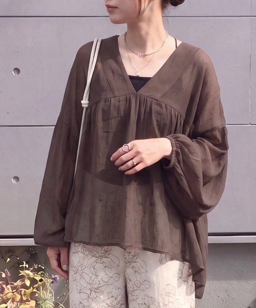 SELECT LEVERY(セレクトリベリー)の「無地ドットシアーワッシャーVネックブラウス(シャツ/ブラウス・レディース・ブラック/アイボリー/ブラウン/ブラウン系その他/ブラック系その他・MEDIUM)」の5枚目の写真