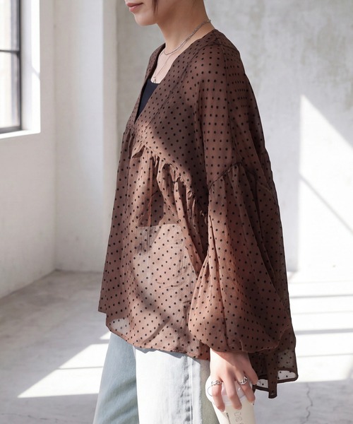 SELECT LEVERY(セレクトリベリー)の「無地ドットシアーワッシャーVネックブラウス(シャツ/ブラウス・レディース・ブラック/アイボリー/ブラウン/ブラウン系その他/ブラック系その他・MEDIUM)」の19枚目の写真