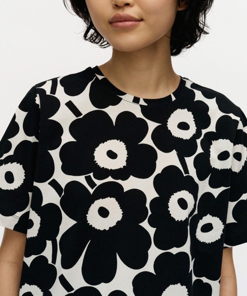 marimekko(マリメッコ)の「Tunnit Unikko / T-shirt(Tシャツ/カットソー・レディース・ブラック・LARGE/MEDIUM/XX-SMALL/SMALL/X-SMALL)」の4枚目の写真