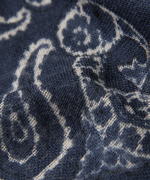 URBAN RESEARCH Sonny Label(アーバンリサーチサニーレーベル)の「Sonny Label WOOL バンダナ柄フリンジストール(ストール/ショール・レディース・ネイビー/レッド・ONE)」の9枚目の写真