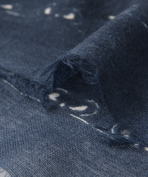 URBAN RESEARCH Sonny Label(アーバンリサーチサニーレーベル)の「Sonny Label WOOL バンダナ柄フリンジストール(ストール/ショール・レディース・ネイビー/レッド・ONE)」の10枚目の写真