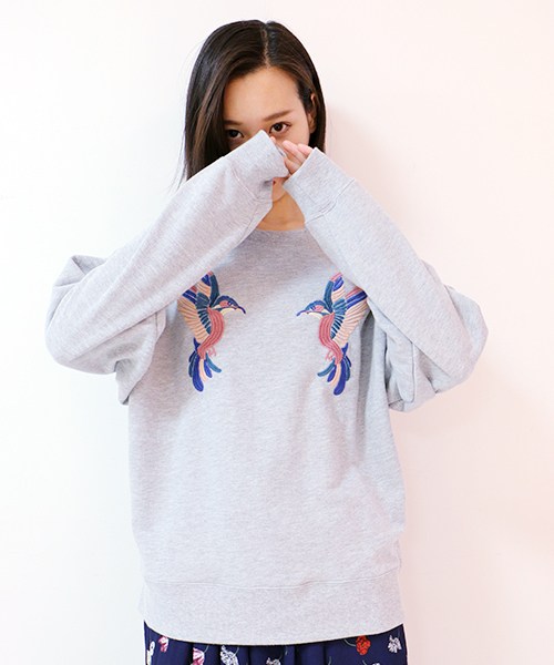 DOUBLE NAME(ダブルネーム)の「裏毛プルオーバー(coloful bird刺繍)(Tシャツ/カットソー・レディース・ブラック/オフホワイト/杢グレー/サックスブルー・FREE)」の3枚目の写真