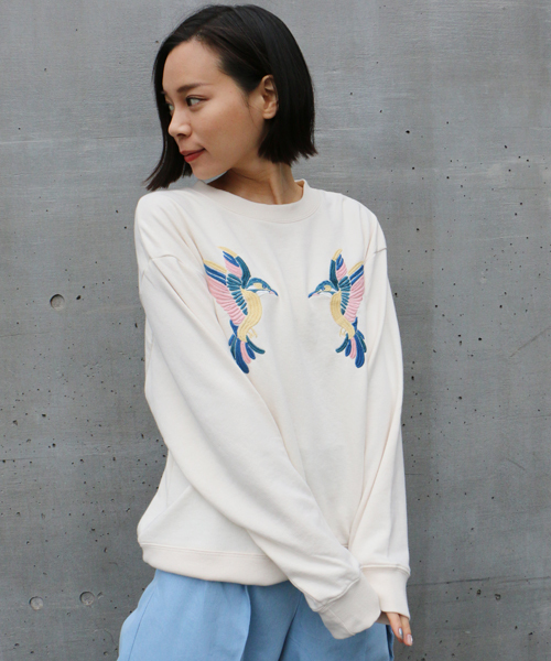DOUBLE NAME(ダブルネーム)の「裏毛プルオーバー(coloful bird刺繍)(Tシャツ/カットソー・レディース・ブラック/オフホワイト/杢グレー/サックスブルー・FREE)」の2枚目の写真