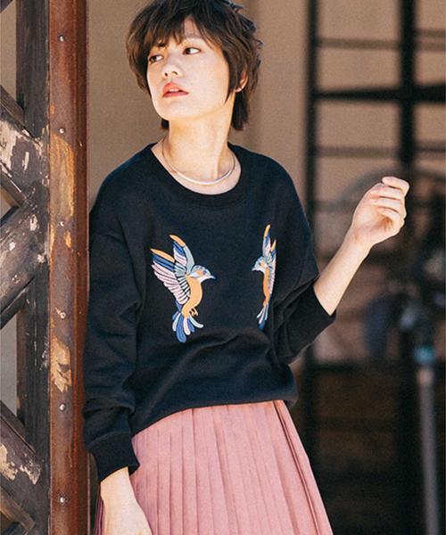 DOUBLE NAME(ダブルネーム)の「裏毛プルオーバー(coloful bird刺繍)(Tシャツ/カットソー・レディース・ブラック/オフホワイト/杢グレー/サックスブルー・FREE)」の1枚目の写真