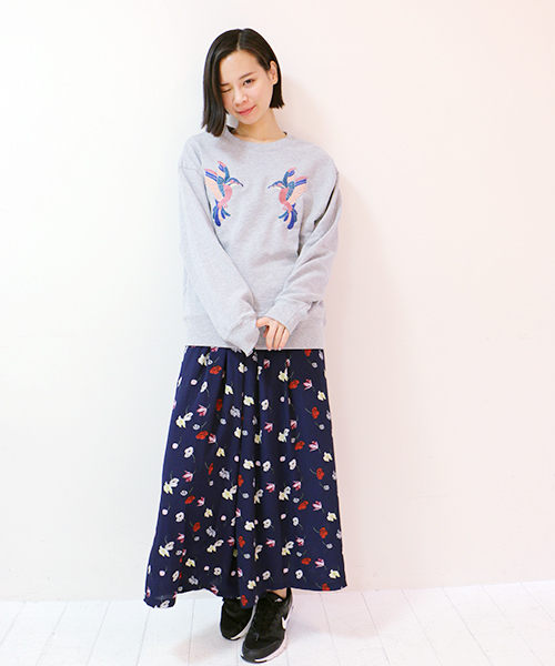 DOUBLE NAME(ダブルネーム)の「裏毛プルオーバー(coloful bird刺繍)(Tシャツ/カットソー・レディース・ブラック/オフホワイト/杢グレー/サックスブルー・FREE)」の15枚目の写真