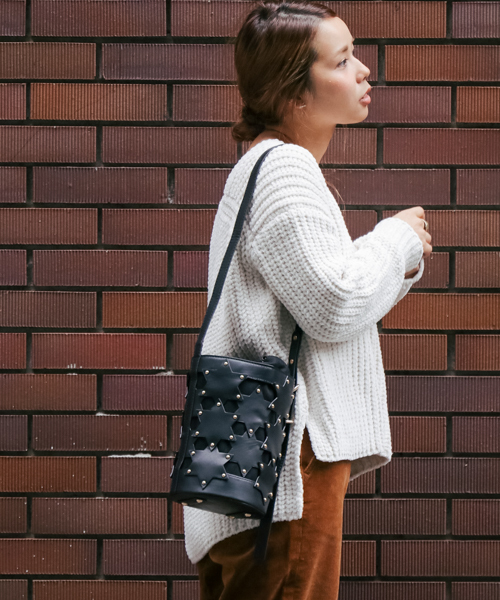 UR SELECT（ユーアールセレクト）の「スターパッチショルダー（ショルダーバッグ・レディース・ゴールド/キャメル/ブラック系その他/ブラック・FREE）」の2枚目の写真