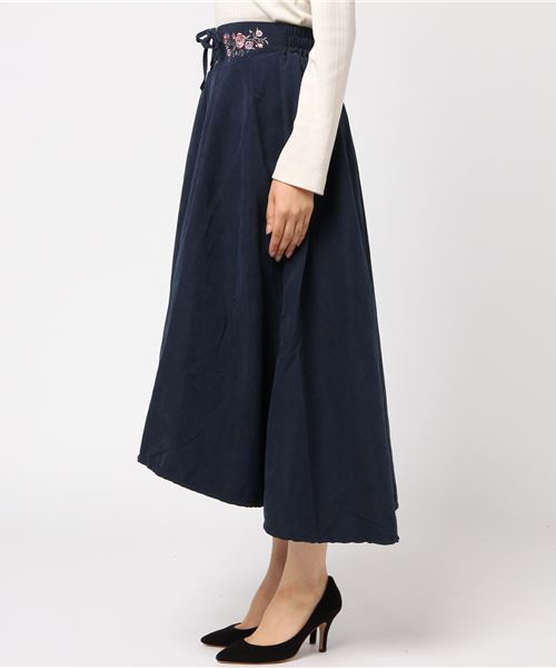 GeeRA（ジーラ）の「刺しゅう＆レースアップイレヘムスカート（スカート・レディース・ベージュ/ネイビー・LARGE/MEDIUM）」の3枚目の写真