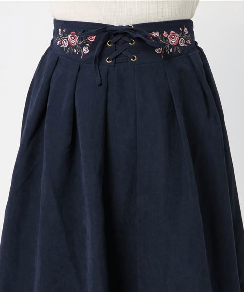 GeeRA（ジーラ）の「刺しゅう＆レースアップイレヘムスカート（スカート・レディース・ベージュ/ネイビー・LARGE/MEDIUM）」の5枚目の写真