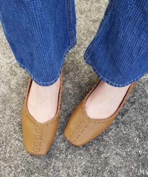 KOBE LETTUCE（コウベレタス）の「スクエアトゥレースアップステッチデザインフラットパンプス（パンプス・レディース・ベージュ/グレイッシュベージュ/ブラウン/ブラック・L/LL/M/S）」の3枚目の写真