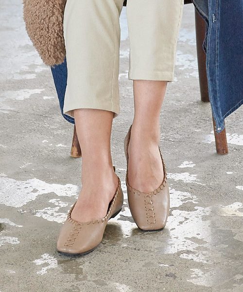 KOBE LETTUCE（コウベレタス）の「スクエアトゥレースアップステッチデザインフラットパンプス（パンプス・レディース・ベージュ/グレイッシュベージュ/ブラウン/ブラック・L/LL/M/S）」の4枚目の写真