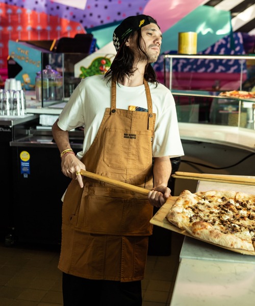 glamb（グラム）の「Natalie cafe apron / ナタリーカフェエプロン（エプロン・メンズ・ブラック/キャメル・FREE）」の2枚目の写真