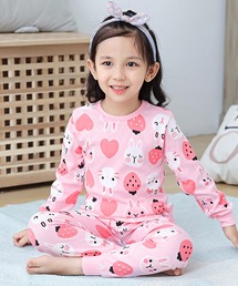 DAY CLOSET（デイ クローゼット）の「キッズ 長袖総柄プリントコットンルームウェアパジャマ 上下2点セット（ルームウェア/パジャマ）」