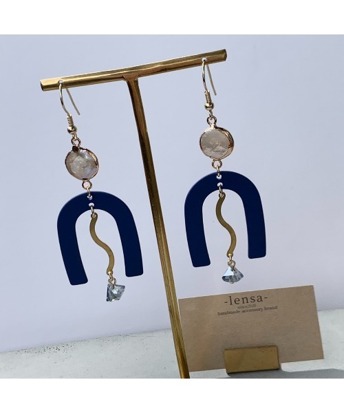 tone(トーン)の「【-lensa-】天然バロックパールのユニークピアス(MA)(ピアス(両耳用)・レディース・ネイビー・FREE)」の1枚目の写真