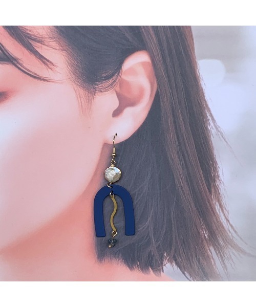 tone(トーン)の「【-lensa-】天然バロックパールのユニークピアス(MA)(ピアス(両耳用)・レディース・ネイビー・FREE)」の4枚目の写真