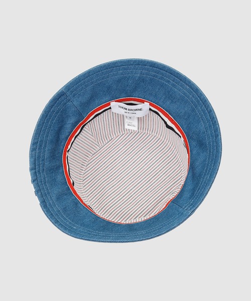 THOM BROWNE(トムブラウン)の「CLASSIC BUCKET HAT W/ 4 BAR IN WASHED DENIM(ハット・メンズ・ブルー・M/L)」の2枚目の写真