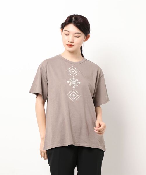 Samansa Mos2（サマンサ モスモス）の「刺繍Tシャツ（Tシャツ/カットソー・レディース・ベージュ/ブラック/キナリ・ﾌﾘ-）」の3枚目の写真