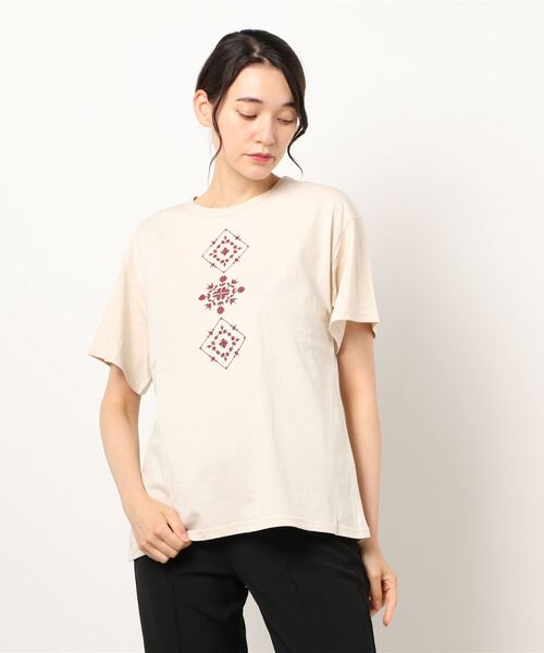 Samansa Mos2（サマンサ モスモス）の「刺繍Tシャツ（Tシャツ/カットソー・レディース・ベージュ/ブラック/キナリ・ﾌﾘ-）」の2枚目の写真