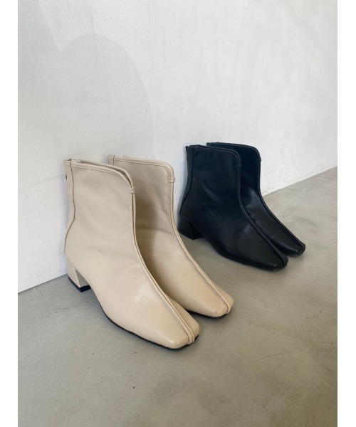 Aunt Marie's(アントマリーズ)の「スクエアトゥフェイクレザーショートブーツ(ブーツ・レディース・ブラック/ベージュ・SMALL/MEDIUM/LARGE)」の6枚目の写真