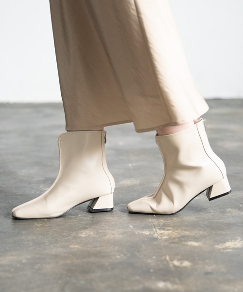 Aunt Marie's(アントマリーズ)の「スクエアトゥフェイクレザーショートブーツ(ブーツ・レディース・ブラック/ベージュ・SMALL/MEDIUM/LARGE)」の4枚目の写真