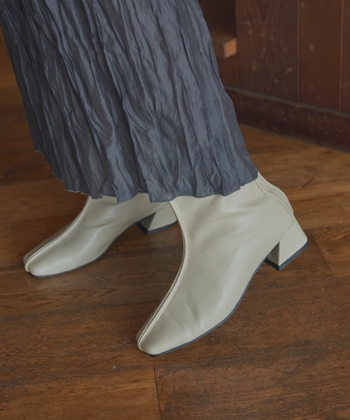 Aunt Marie's(アントマリーズ)の「スクエアトゥフェイクレザーショートブーツ(ブーツ・レディース・ブラック/ベージュ・SMALL/MEDIUM/LARGE)」の10枚目の写真