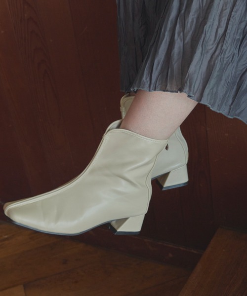 Aunt Marie's(アントマリーズ)の「スクエアトゥフェイクレザーショートブーツ(ブーツ・レディース・ブラック/ベージュ・SMALL/MEDIUM/LARGE)」の11枚目の写真