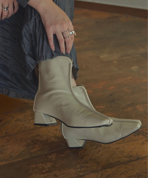 Aunt Marie's(アントマリーズ)の「スクエアトゥフェイクレザーショートブーツ(ブーツ・レディース・ブラック/ベージュ・SMALL/MEDIUM/LARGE)」の12枚目の写真