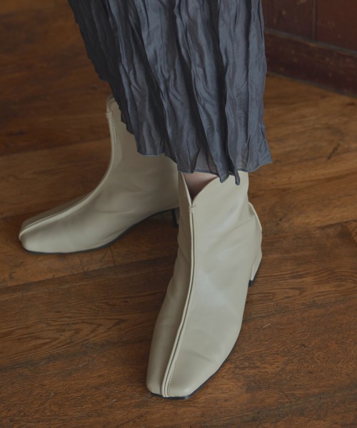 Aunt Marie's(アントマリーズ)の「スクエアトゥフェイクレザーショートブーツ(ブーツ・レディース・ブラック/ベージュ・SMALL/MEDIUM/LARGE)」の15枚目の写真