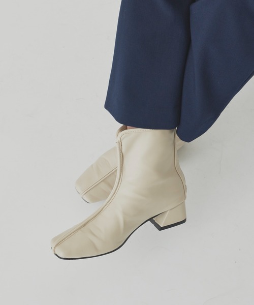 Aunt Marie's(アントマリーズ)の「スクエアトゥフェイクレザーショートブーツ(ブーツ・レディース・ブラック/ベージュ・SMALL/MEDIUM/LARGE)」の21枚目の写真