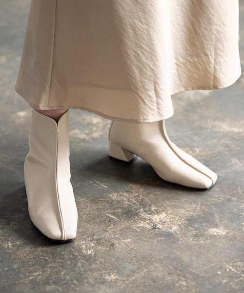 Aunt Marie's(アントマリーズ)の「スクエアトゥフェイクレザーショートブーツ(ブーツ・レディース・ブラック/ベージュ・SMALL/MEDIUM/LARGE)」の17枚目の写真