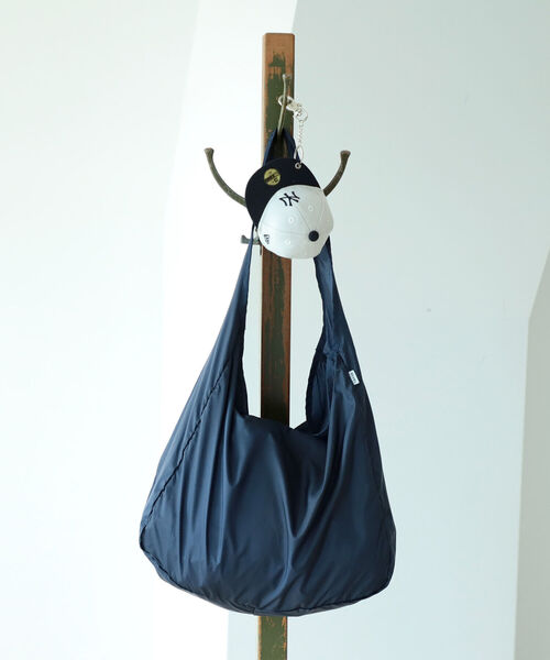 NEW ERA（ニューエラ）の「NEW ERA × BEAMS / 別注 NewYork Yankees Cap Pouch Eco Bag（ショルダーバッグ・メンズ・アイボリー/ネイビー/ストライプ・ONE SIZE）」の2枚目の写真