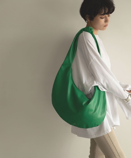 marjour（マージュール）の「SOFT FAKE LEATHER BAG（ショルダーバッグ・レディース・ベージュ/グリーン・FREE）」の2枚目の写真