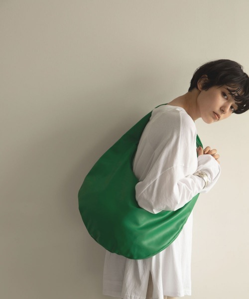 marjour（マージュール）の「SOFT FAKE LEATHER BAG（ショルダーバッグ・レディース・ベージュ/グリーン・FREE）」の3枚目の写真