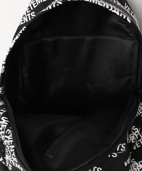 VETEMENTS（ヴェトモン）の「VETEMENTS / ヴェトモン：STAMPED LOGO BACKPACK：UA52BA700[RIP]（バックパック/リュック・メンズ・ブラック・FREE）」の4枚目の写真
