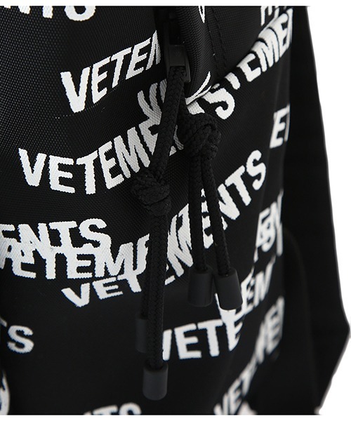 VETEMENTS（ヴェトモン）の「VETEMENTS / ヴェトモン：STAMPED LOGO BACKPACK：UA52BA700[RIP]（バックパック/リュック・メンズ・ブラック・FREE）」の11枚目の写真