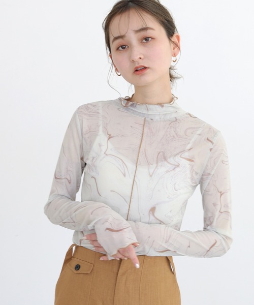 CLEIO（クレイオ）の「【CLEIO】マーブル柄チュールインナー（Tシャツ/カットソー・レディース・アイボリー/グレイッシュベージュ・FREE）」の2枚目の写真