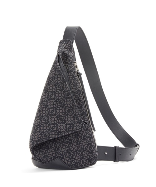 LOEWE（ロエベ）の「アントン スリング (アナグラムジャカード&カーフ)（ボディバッグ/ウエストポーチ・メンズ・ブラック×グレー・ONE SIZE）」の2枚目の写真