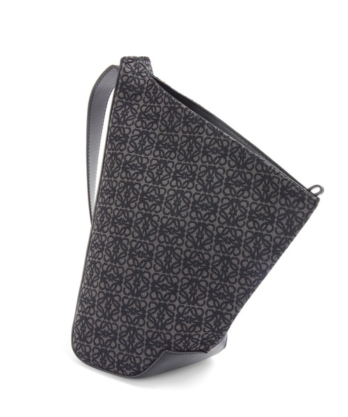 LOEWE（ロエベ）の「アントン スリング (アナグラムジャカード&カーフ)（ボディバッグ/ウエストポーチ・メンズ・ブラック×グレー・ONE SIZE）」の3枚目の写真