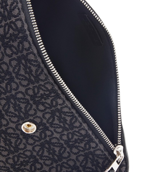 LOEWE（ロエベ）の「アントン スリング (アナグラムジャカード&カーフ)（ボディバッグ/ウエストポーチ・メンズ・ブラック×グレー・ONE SIZE）」の4枚目の写真