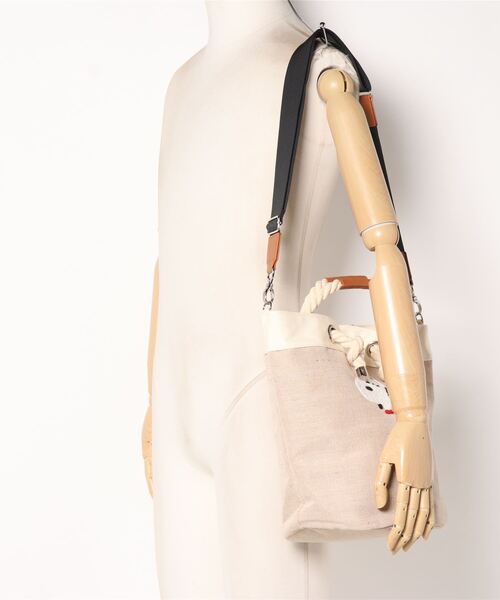 en recre（アンレクレ）の「【CHICKS UNDER THE SHED】スヌーピーハンドバッグ（ハンドバッグ・レディース・ベージュ・FREE）」の5枚目の写真