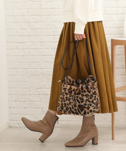 SHOO・LA・RUE（シューラルー）の「◆フェイクファーノットハンドルショルダーバッグ（ショルダーバッグ・レディース・ブラック系2/グレー系2/ブラウン系1/アイボリー系2/ベージュ系2・00）」の6枚目の写真