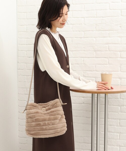 SHOO・LA・RUE（シューラルー）の「◆フェイクファーノットハンドルショルダーバッグ（ショルダーバッグ・レディース・ブラック系2/グレー系2/ブラウン系1/アイボリー系2/ベージュ系2・00）」の18枚目の写真