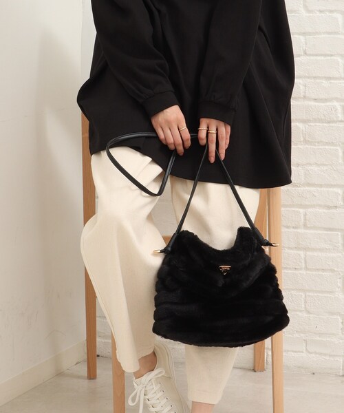SHOO・LA・RUE（シューラルー）の「◆フェイクファーノットハンドルショルダーバッグ（ショルダーバッグ・レディース・ブラック系2/グレー系2/ブラウン系1/アイボリー系2/ベージュ系2・00）」の21枚目の写真