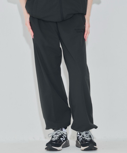 EMMA NOVEMBER (エマノーヴェンバー)の「Embroidery ナイロンパンツ(スウェットパンツ・メンズ・ブラック/ネイビー/グレー/チャコールグレー/オリーブ/ダークブラウン・1/2/3)」の5枚目の写真