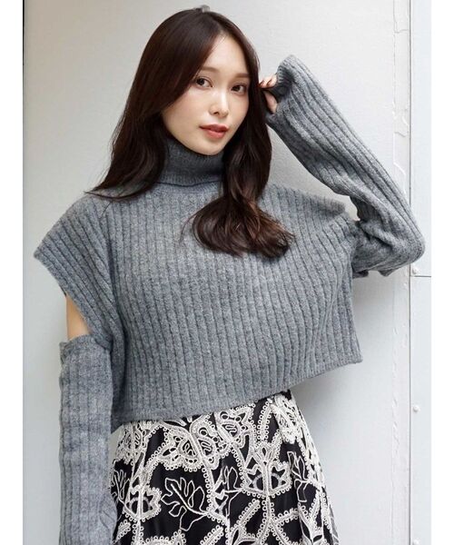 MERCURYDUO（マーキュリーデュオ）の「アームウォーマー付きポンチョニット（ニット/セーター・レディース・チャコールグレー/オフホワイト/ベージュ・FREE）」の3枚目の写真