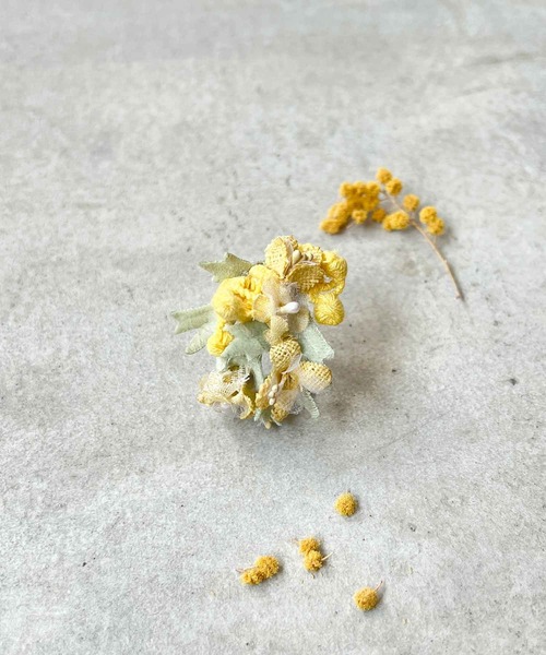 m.soeur（エムスール）の「ミモザと小花のイヤーカフ（イヤリング）（イヤリング・レディース・イエロー・FREE）」の2枚目の写真