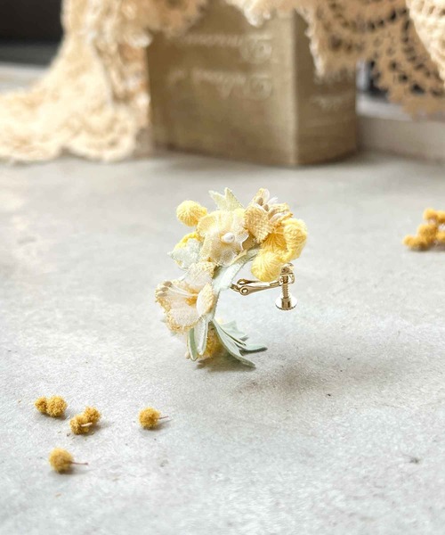 m.soeur（エムスール）の「ミモザと小花のイヤーカフ（イヤリング）（イヤリング・レディース・イエロー・FREE）」の3枚目の写真