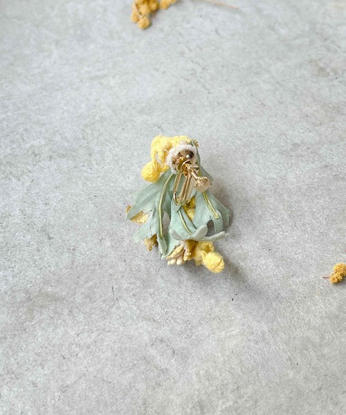 m.soeur（エムスール）の「ミモザと小花のイヤーカフ（イヤリング）（イヤリング・レディース・イエロー・FREE）」の7枚目の写真