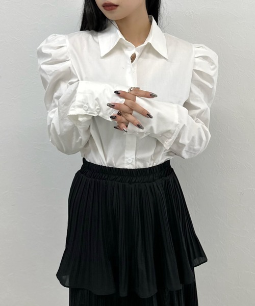 LVEU.(ラブユ.)の「【ZOZOTOWN限定】Puff shoulder long cuffs shirt / パフショルダーロングカフスシャツ(シャツ/ブラウス・レディース・ブラック/ホワイト・FREE)」の2枚目の写真