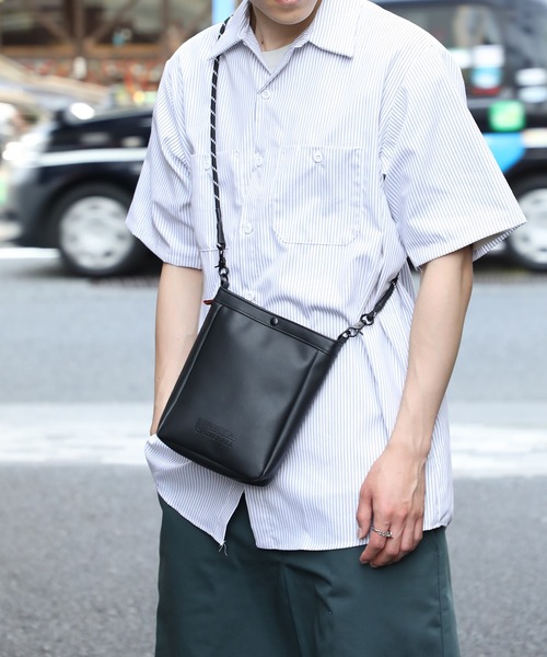 UNIVERSAL OVERALL(ユニバーサルオーバーオール)の「【UNIVERSAL OVERALL】EMBOSS LOGO SHOULDER UVO-147(ショルダーバッグ・メンズ・ベージュ/ミント/ブラウン/ブラック・FREE)」の8枚目の写真